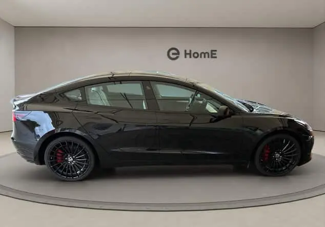 Angebotsdetails Tesla Model 3 Performance - innen weiß ! schwarz (Solid Black)