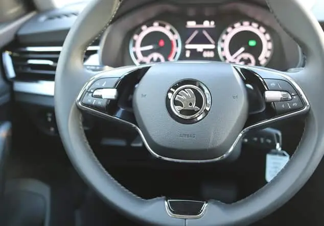 Angebotsdetails Skoda Kamiq 1.0 TSI Ambition *PDC*AHK*SHZ* Graphite Grau Metallic