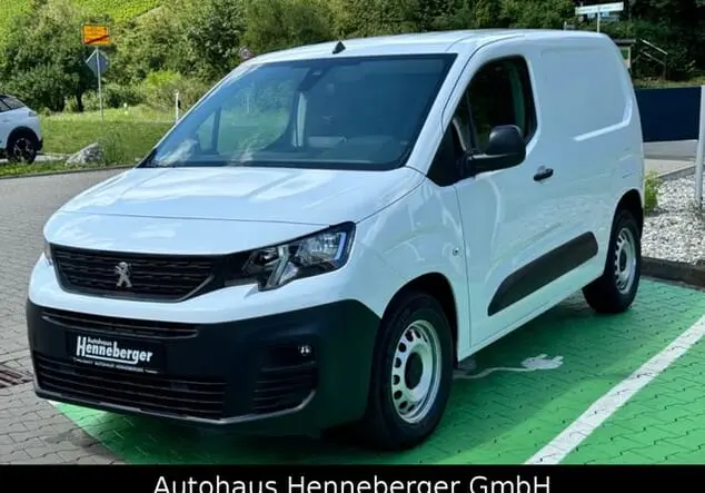 Angebotsdetails Peugeot e-Partner e Partner Premium 50 kWh Länge 1 4.400mm, Navi, 3 Sitzer, uvm. Weiß
