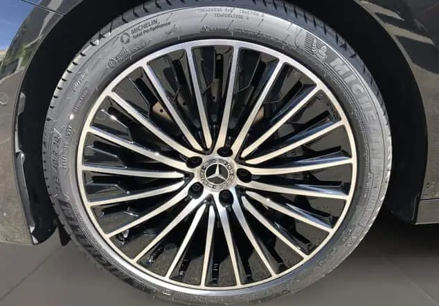 Angebotsdetails Mercedes-Benz E 220 d 4MATIC ++sofort verfügbar++ Metalliclack obsidianschwarz