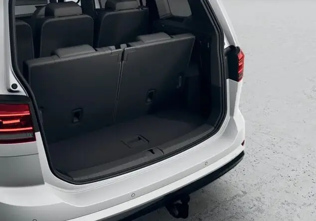 Angebotsdetails Volkswagen Touran Volkswagen Touran Highline R-Line 1.5 TSI 110 kW (150 PS) 7-Gang-DSG Onyx-Weiß Perleffekt