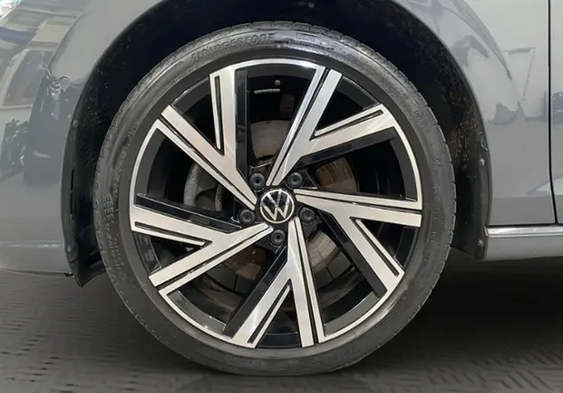Angebotsdetails Volkswagen Golf VIII 1.4 eHybrid Style / Grau (Delfingrau Metallic)