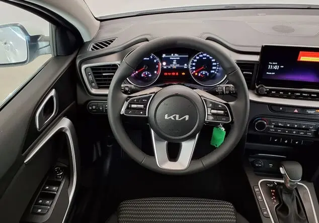 Angebotsdetails Kia XCeed Kia Xceed MY26 1.0 T-GDI MHEV 85 kW (115 PS) 7-Gang-DCT Deluxeweiß Metallic