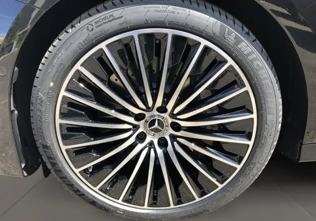 Angebotsdetails Mercedes-Benz E 220 d 4MATIC ++sofort verfügbar++ Metalliclack obsidianschwarz