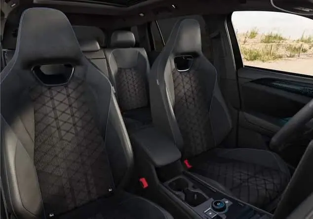 Angebotsdetails Volkswagen Tayron Volkswagen Tayron R-Line 2.0 TSI 195 kW (265 PS) 7-Gang-DSG 4MOTION Grenadillschwarz Metallic