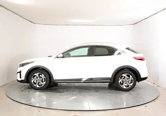 Angebotsdetails Kia XCeed Kia Xceed MY26 1.0 T-GDI MHEV 85 kW (115 PS) 7-Gang-DCT Deluxeweiß Metallic