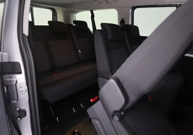 Angebotsdetails Opel Vivaro Opel Kombi 9-Sitzer Lang 2.0 BlueHDi 180 130 kW (177 PS) 8-Gang Automatikgetriebe Diesel Kontrast-Grau (Metallic)