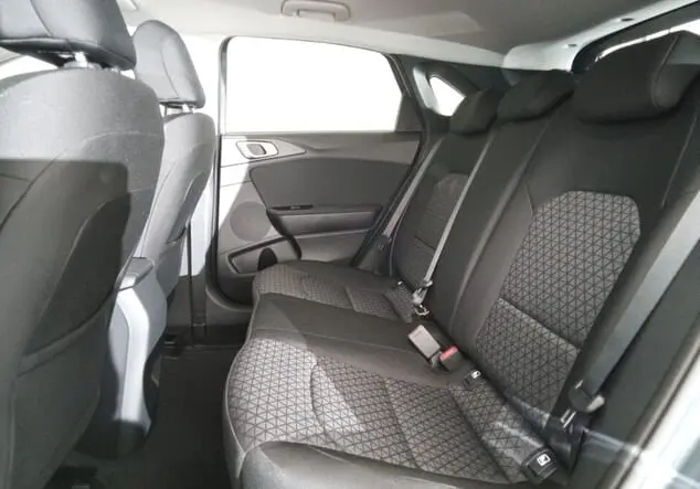 Angebotsdetails Kia Ceed Kia Ceed Silver 1.5 T-GDI 103kW (140PS) 6-Gang Yucca Stahlgrau Metallic