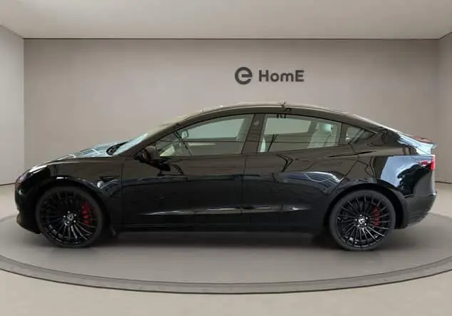 Angebotsdetails Tesla Model 3 Performance - innen weiß ! schwarz (Solid Black)