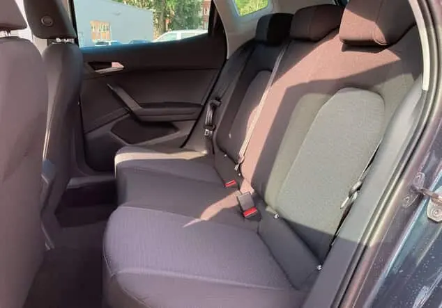 Angebotsdetails Seat Arona 1.0 TSI Style Edition Edition 1.0 TSI 85 kW (116 PS) 7-Gang- Schwarz, Weiß, Grau