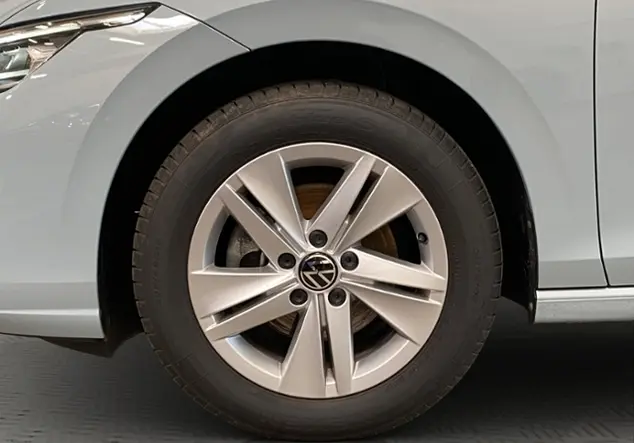 Angebotsdetails Volkswagen Golf VIII Var. 1.5 TSI Life / Blau (Crystal Ice Blue Metallic)