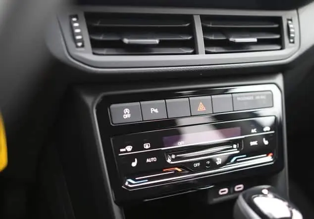 Angebotsdetails Volkswagen T-Cross 1.0 TSI LIFE *ACC*Kamera*APP Reef Blue Metallic