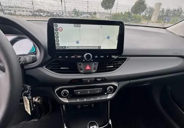 Angebotsdetails Hyundai i30 Kombi Hyundai Wagon Family 1.5 T-GDI MHEV 103 kW (140 PS) 7-Gang-DSG Frontantrieb Abyss Black Pearl