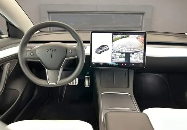 Angebotsdetails Tesla Model 3 Performance - innen weiß ! schwarz (Solid Black)