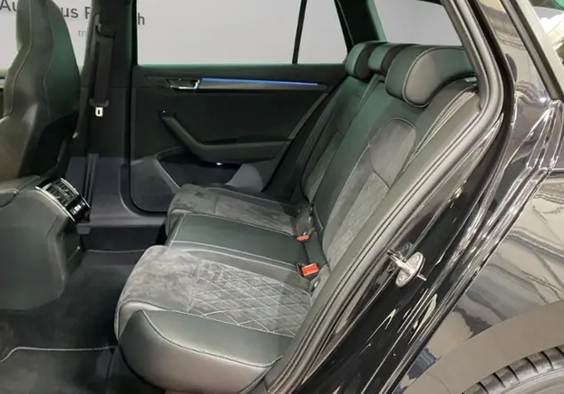 Angebotsdetails Skoda Superb Combi Sportline iV 1.4 eTSI / Schwarz (Schwarz-Magic Perleffekt)