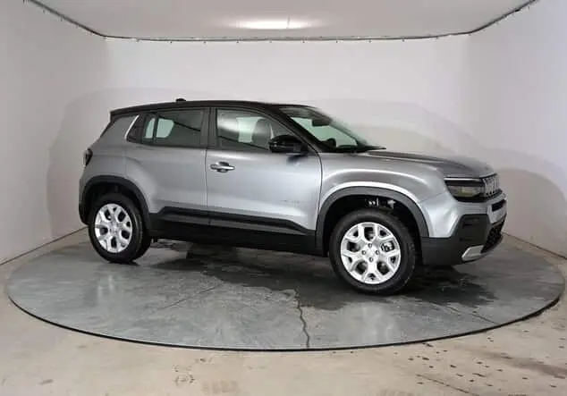 Angebotsdetails Jeep Avenger Jeep Avenger Altitude 1.2 E-Hybrid 74 kW (100 PS) 6-Stufen-DCT Granite Grey Metallic (Dach in Volcano Black)