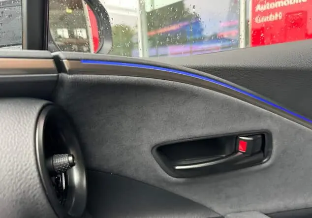 Angebotsdetails Toyota C-HR C-HR - 2,0 l Hybrid 4x2 Lounge CVT shimmering silver metallic / Dach schwarz