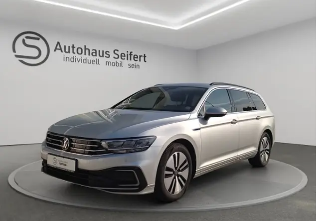 Angebotsdetails Volkswagen Passat Variant GTE 1.4 TSI Silber (Scale Silver Metallic)