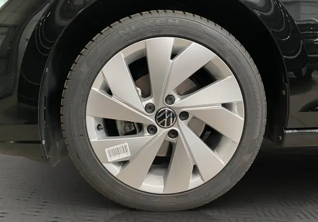 Angebotsdetails Volkswagen Golf VIII 1.5 TSI Style / RFK Schwarz (Grenadillschwarz Metallic)