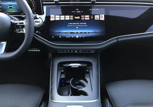 Angebotsdetails Mercedes-Benz E 300 e 4MATIC Limousine mit EQ Hybrid ++sofort verfügbar++ Manufaktur lack manufaktur alpingrau uni