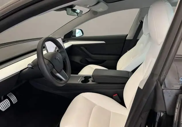 Angebotsdetails Tesla Model 3 Performance - innen weiß ! schwarz (Solid Black)