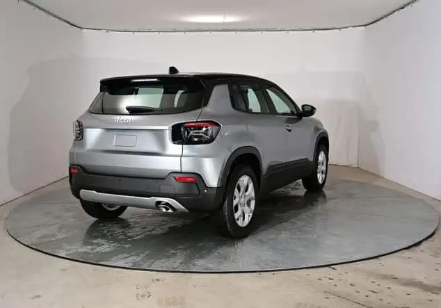 Angebotsdetails Jeep Avenger Jeep Avenger Altitude 1.2 E-Hybrid 74 kW (100 PS) 6-Stufen-DCT Granite Grey Metallic (Dach in Volcano Black)