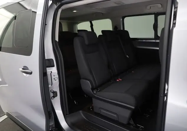 Angebotsdetails Opel Vivaro Opel Vivaro Kombi 9-Sitzer Lang 2.0 BlueHDi 180 130 kW (177 PS) 8-Gang Automatikgetriebe Kontrast-Grau (Metallic)