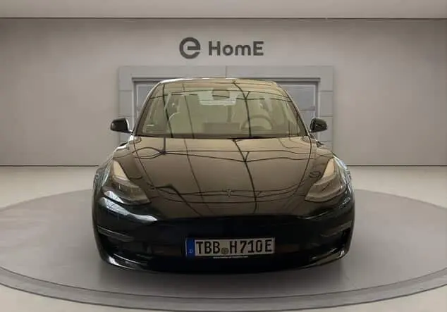 Angebotsdetails Tesla Model 3 Performance - innen weiß ! schwarz (Solid Black)