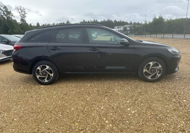 Angebotsdetails Hyundai i30 Kombi Hyundai Wagon Family 1.5 T-GDI MHEV 103 kW (140 PS) 7-Gang-DSG Frontantrieb Abyss Black Pearl