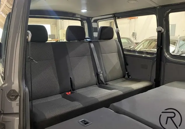 Angebotsdetails Volkswagen T6.1 Kombi 2.0 TDI LR / 9-Sitzer DAB+ Grau (Pure Grey)