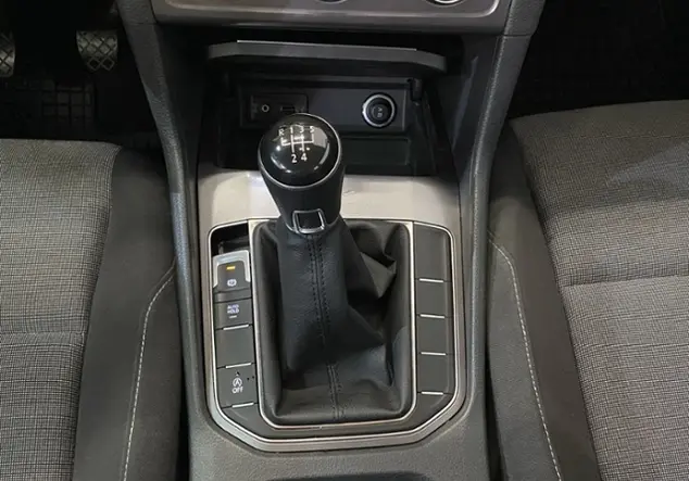 Angebotsdetails Volkswagen Golf Sportsvan 1.2 TSI Trendline / DAB+ Rot (Tornadorot)