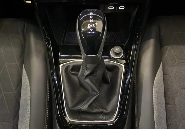 Angebotsdetails Volkswagen T-Cross 1.0 TSI Goal / Schwarz (Deep Black Perleffekt)