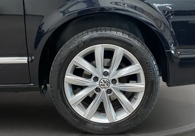 Angebotsdetails Volkswagen T6.1 Multivan 2.0 TDI Highline KR / Schwarz (Deep Black Perleffekt)