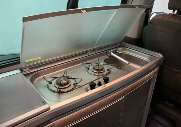 Angebotsdetails Volkswagen California T6.1 California OCEAN 2.0TDI 204PS NP.112T 4M ACC.AHK.STHZG.NAVI+VC.DCC.MARKISE Silber / Rot