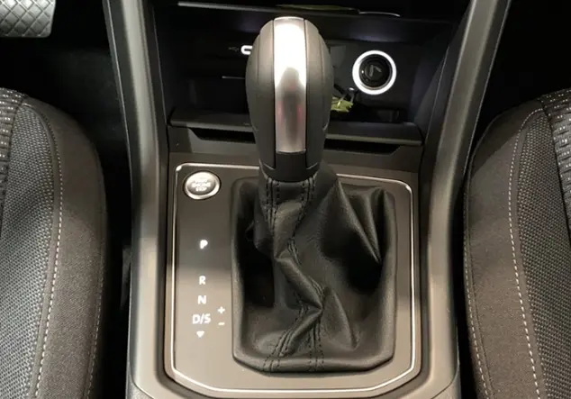 Angebotsdetails Volkswagen Touran Comfortline 1.5 TSI KLIMA NAVI AL Schwarz (Grenadillschwarz Metallic)
