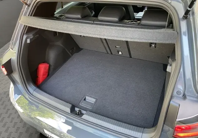 Angebotsdetails Volkswagen Golf VIII 2.0 TDI R-Line +BLACK STYLE+MATRIX Grau (Delfingrau Metallic)