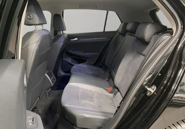 Angebotsdetails Volkswagen Golf VIII 1.5 TSI Style / RFK Schwarz (Grenadillschwarz Metallic)