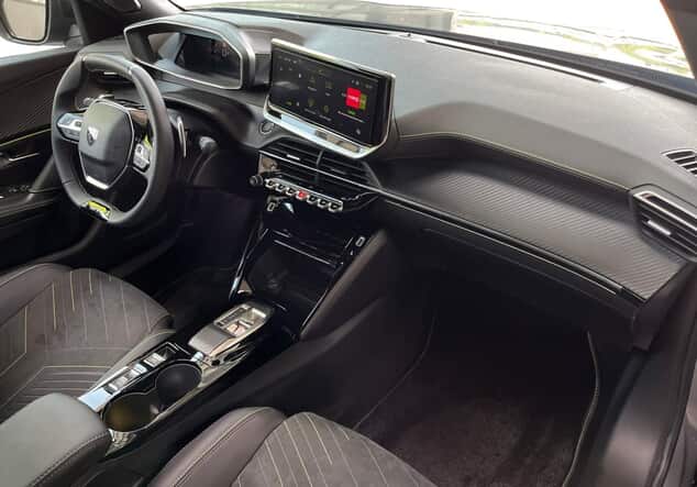 Angebotsdetails Peugeot 2008 1.2 PureTech 130 GT ++sofort verfügbar++ Grau/typ aussenverkleidung-lackierung