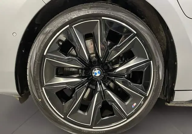 Angebotsdetails BMW M760 e xDrive ++sofort verfügbar++ Frozen pure grey
