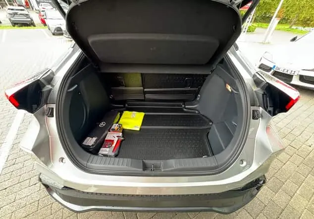 Angebotsdetails Toyota C-HR C-HR - 2,0 l Hybrid 4x2 Lounge CVT shimmering silver metallic / Dach schwarz
