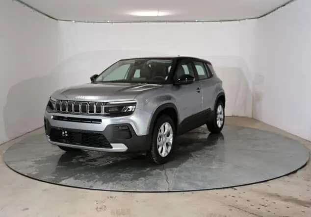 Angebotsdetails Jeep Avenger Jeep Avenger Altitude 1.2 E-Hybrid 74 kW (100 PS) 6-Stufen-DCT Granite Grey Metallic (Dach in Volcano Black)