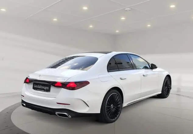 Angebotsdetails Mercedes-Benz E 300 e 4MATIC Limousine mit EQ Hybrid ++sofort verfügbar++ Manufaktur lack manufaktur opalithweiß bright